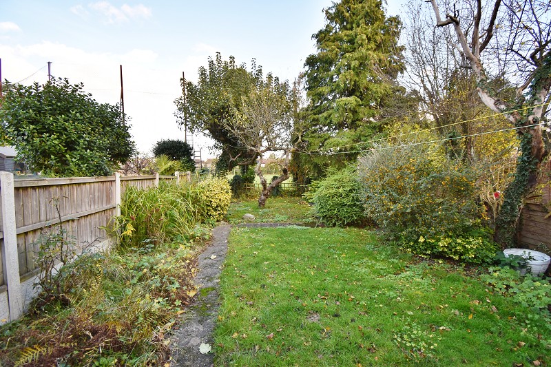 Richmond Crescent, Highams Park, London. E4 9RU SSTC McRae's Sales